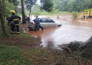 Desbordó un arroyo y hubo que rescatar a un automovilista