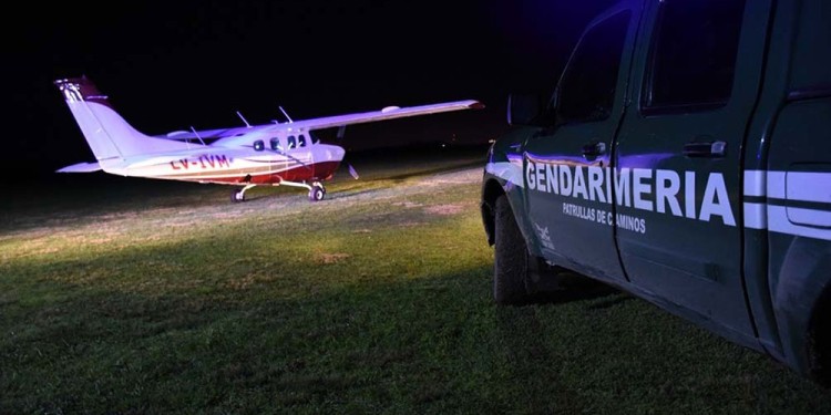 NADA NUEVO. En 2021, Gendarmería Nacional secuestró en Buenos Aires una avioneta Cessna Aircraft 210 que era utilizada por una banda narco transnacional que traficaba droga entre Argentina, Uruguay y Paraguay.