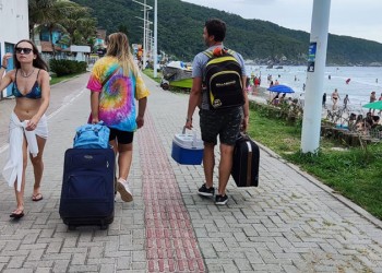 Verano en Brasil: familias pasan las noches en sus autos a la espera de que se liberen alojamientos
