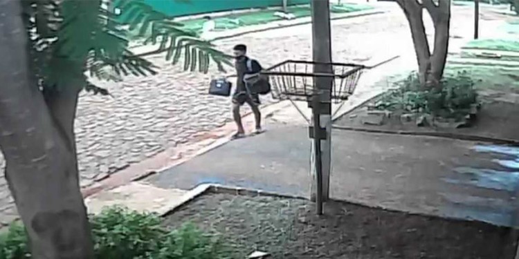 “MUDANZA”. Según los vecinos, “caminando se llevan las cosas que roban e incluso en varios viajes”