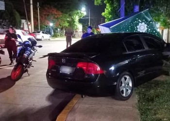 Chocó dos automóviles y se incrustó contra una parada de colectivos en Posadas