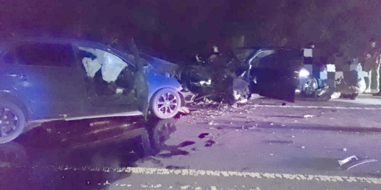 DESTRUIDOS. Tanto el Gol del uniformado como el Toyota de la familia quedaron muy dañados por el choque.