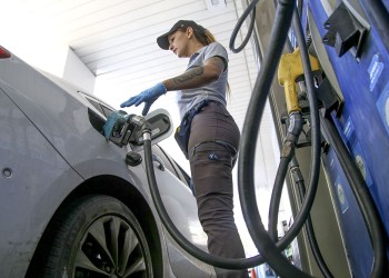 Si se actualizan los impuestos pendientes, las naftas y el gasoil aumentarían el 140%