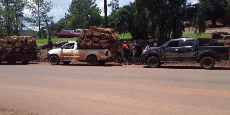PRESIÓN. Alrededor de 120 productores se acercaron hasta la sede policial donde estaban las camionetas. Gentileza Félix Luz