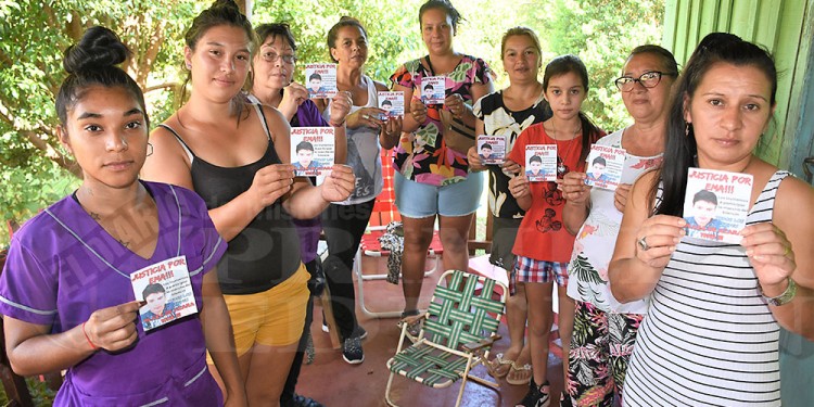 LOS OJOS QUE GRITAN. María Alejandra Benítez (primera a la derecha de la foto) con la imagen de su hijo Emanuel en las manos, al igual que su familia y compañeras de lucha.