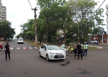 Viajaba en un monopatín y fue embestida por un auto