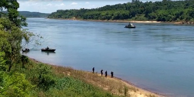 RASTRILLAJES. Fue cuando los menores aún permanecían desaparecidos en el río Paraná, altura Eldorado.