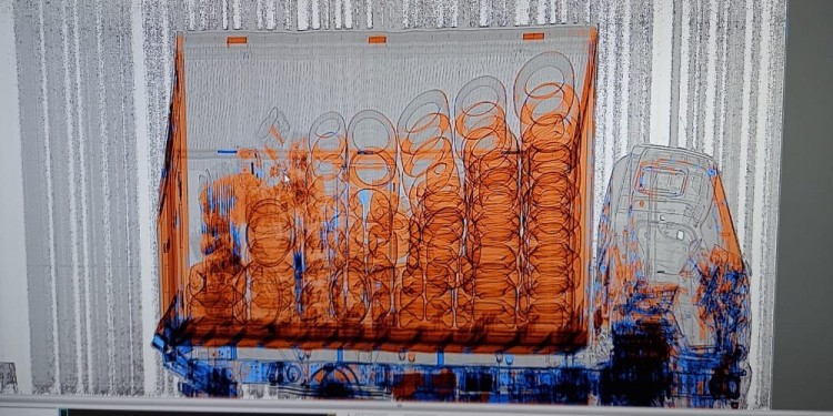 La carga ilegal fue detectada al hacer pasar el camión por el escáner