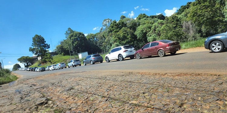 BERNARDO DE IRIGOYEN. Sábados y domingos son los días en los que más se acumulan vehículos en el paso fronterizo.