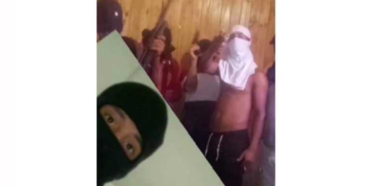 EN PORTUGUÉS. Con los rostros cubiertos y amenazantes en un video.