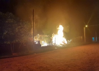 Imputaron al hombre que incendió una casa con su familia adentro