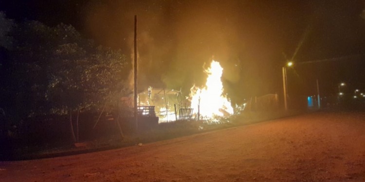 INCENDIO INTENCIONAL. Fue el jueves pasado en las calles 210 y 141, en el barrio Sol de Misiones.