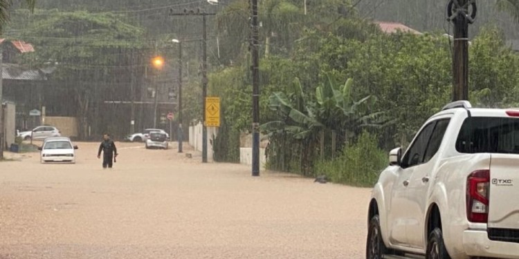 CAMBORIÚ. Las intensas lluvias inundaron calles del balneario en la jornada de hoy.