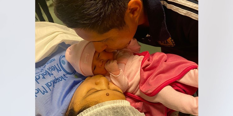 EL AMOR DE SUS PAPIS. josefina fue la primera bebé misionera en nacer en el Materno Neonatal.