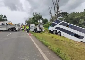 Una mujer misionera y su pequeño hijo murieron tras volcar un colectivo en Brasil