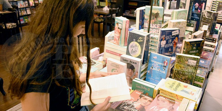 JUVENTUD LECTORA. Comerciantes del rubro indicaron que los adolescentes se guían por recomendaciones virales de las redes sociales.