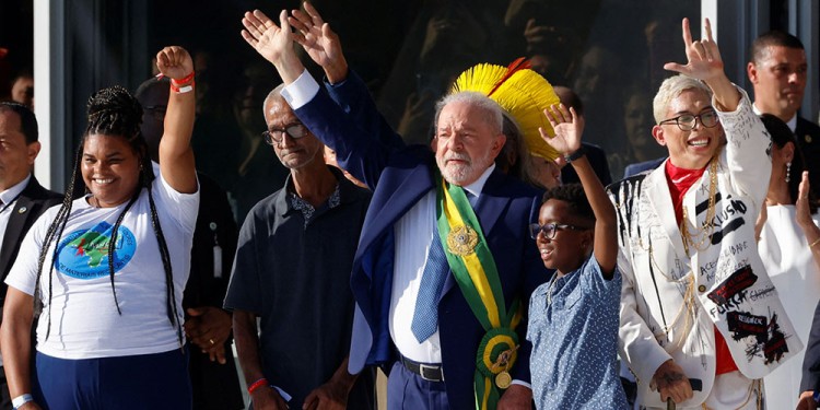 Junto a las minorías, el presidente de Brasil recibió la banda presidencial en el Palacio de Planalto