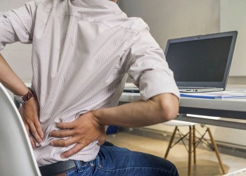 El estrés y el uso de celulares como detonantes de dolores en la columna