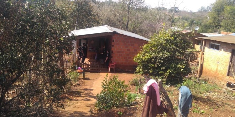 LA ESCENA. En esta vivienda del barrio Henter, de Montecarlo, residía la víctima, Rafael Olivera, quien tenía 75 años y era jubilado.