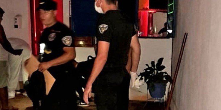 PERICIAS. Policía Científica trabajó en la habitación donde ocurrió el femicidio.