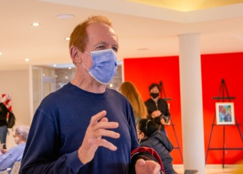 Bernardo Neumann lleva sus pinturas y su arte al Instituto Misionero del Cáncer