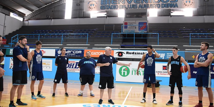 CHARLA TÉCNICA. Fabio Demti, en el centro, habla con sus dirigidos en el primer entrenamiento del 2023.