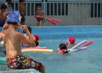 En verano, la exposición constante al agua aumenta el riesgo de una otitis externa