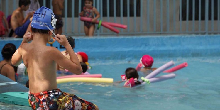 PREVENCIÓN. Niños y bebés pequeños pueden verse afectados por el agua de las piletas, natatorios y arroyos.