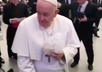 el papa Francisco recibiendo una chipa como regalo