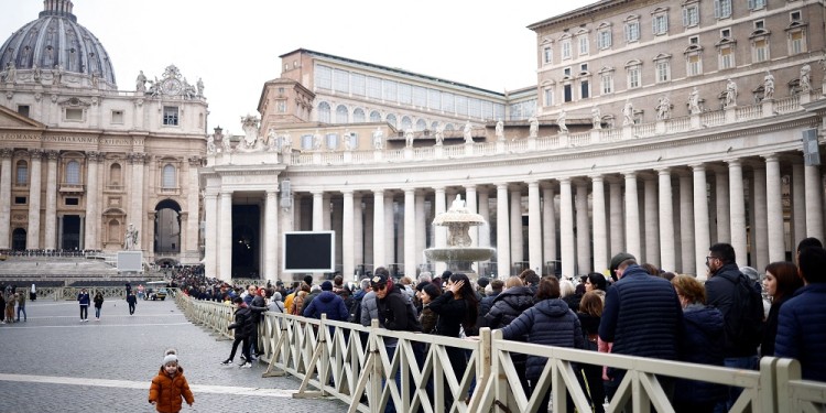 Funeral de Benedicto XVI: más de 65.000 personas pasaron ya por la Basílica de San Pedro