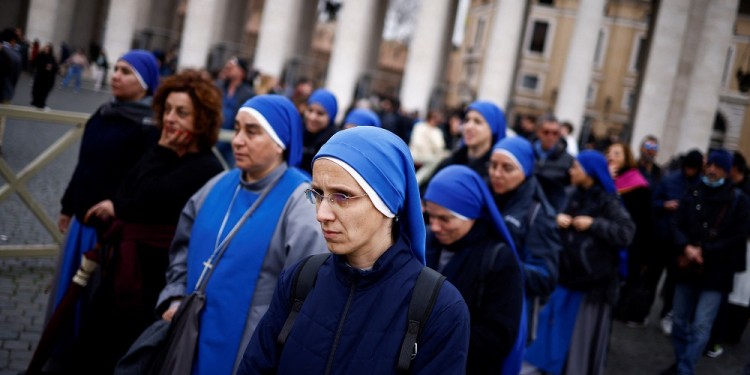 Funeral de Benedicto XVI: más de 65.000 personas pasaron ya por la Basílica de San Pedro