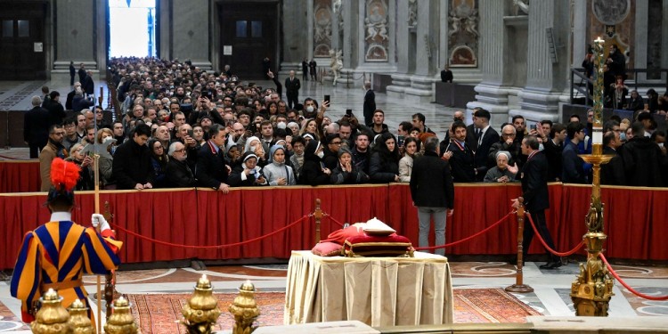 Funeral de Benedicto XVI: más de 65.000 personas pasaron ya por la Basílica de San Pedro