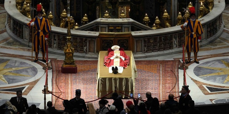 Funeral de Benedicto XVI: más de 65.000 personas pasaron ya por la Basílica de San Pedro