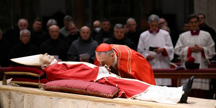 Funeral de Benedicto XVI: más de 65.000 personas pasaron ya por la Basílica de San Pedro