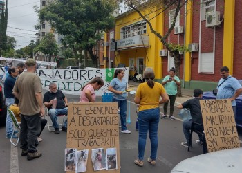 Trabajadores de Salud con acampe y protesta frente al Ministerio