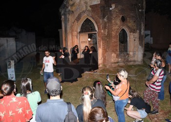 Cementerio nocturno: un paseo con relatos, arte e historia