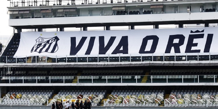 Una multitud despide a Pelé en el estadio del Santos