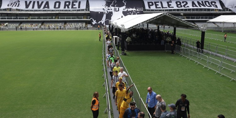 Una multitud despide a Pelé en el estadio del Santos