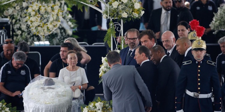 Una multitud despide a Pelé en el estadio del Santos