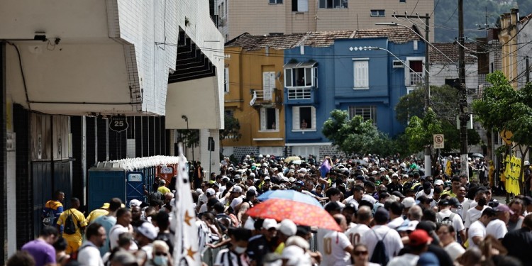 Una multitud despide a Pelé en el estadio del Santos
