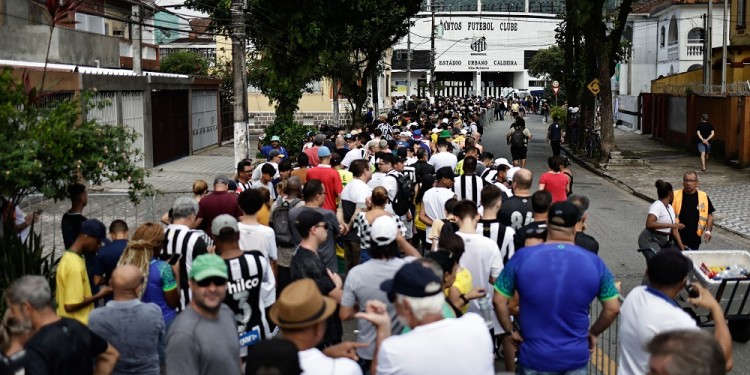 Una multitud despide a Pelé en el estadio del Santos