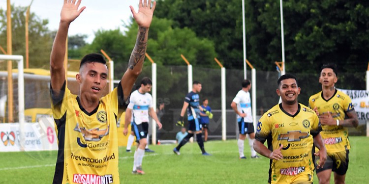 DESTINO. Perusatto (con las manos arriba) y Cerdán, bien atrás, en Santa Inés.