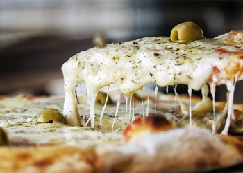 Inusual propuesta de una pizzería a un cliente enojado: “Si ganás, te regalamos pizzas de por vida”