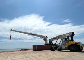 Con barcazas con pasta celulosa y té, comienza a operar el puerto de Posadas