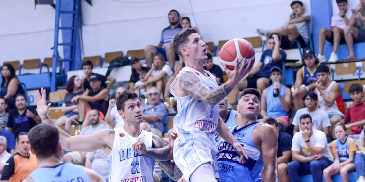 DÉJENLO VOLAR. Nicolás De Los Santos, en el triunfo ante Regatas.