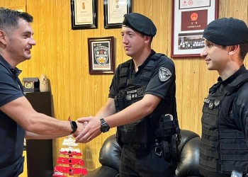 Se colgó de un árbol, pero policías le salvaron la vida