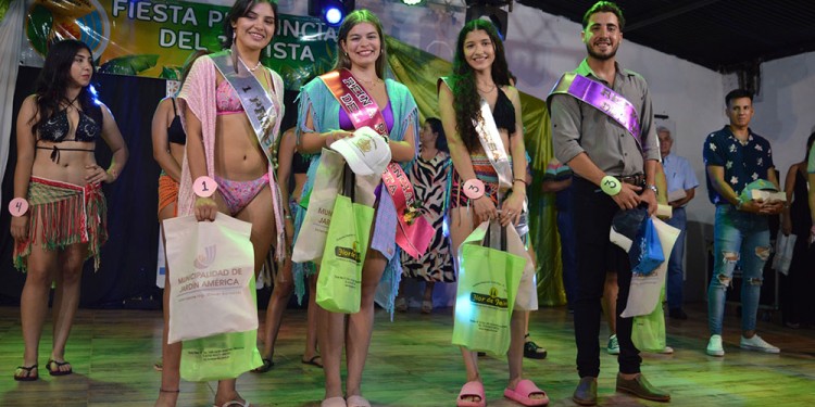 CORONADOS. Indra Mascareño (19) Primera Princesa, Rita Villalba (18) Reina, Victoria Delgado (16) Segunda Princesa y Arturo Sanabria (24) Rey.