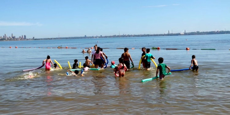 ATENTOS. Las altas temperaturas llevan a la gente a meterse al río y hay que tener la precaución de que sean sitios seguros, con guardavidas.
