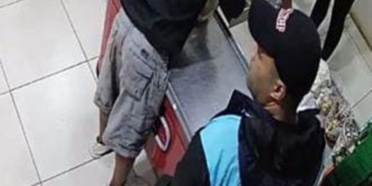 CÓMPLICE. Mientras uno se encargó de colocar el dinero de las dos cajas en una bolsa el otro vigilaba el entorno.