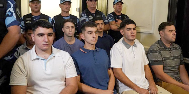 LOS OCHO ACUSADOS. Los jóvenes oriundos de la localidad bonaerense de Zárate ya no ocultan el rostro en el debate.